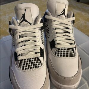 Jordan 4 Retro
Military Black